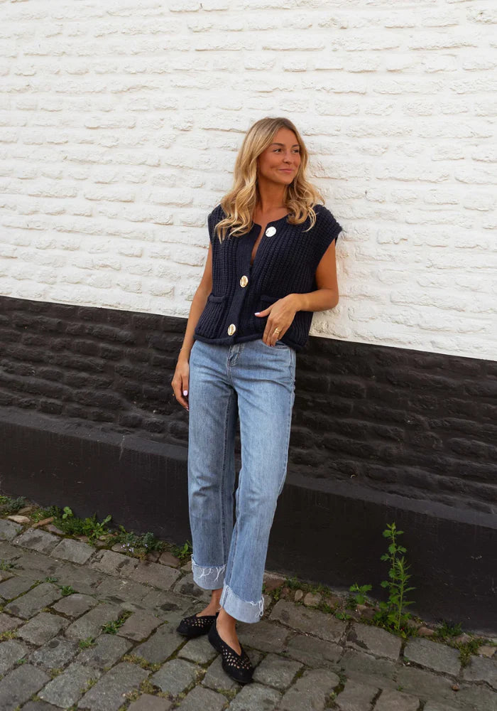 Lotte – Gebreid vest met knopen