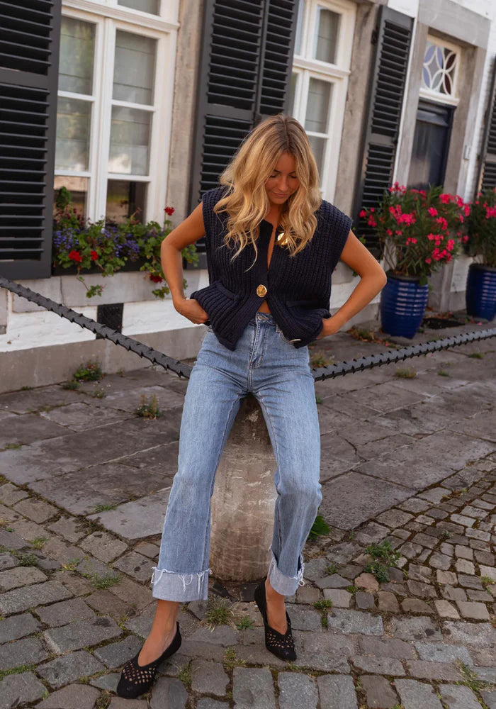 Lotte – Gebreid vest met knopen