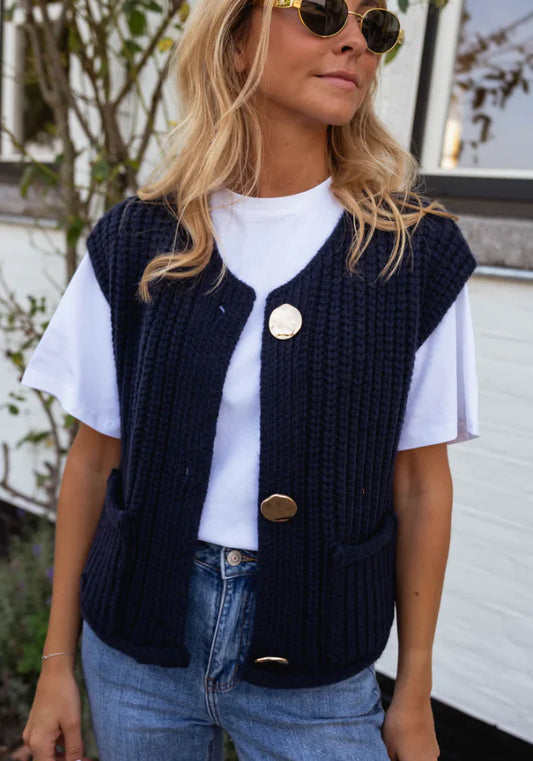 Lotte – Gebreid vest met knopen